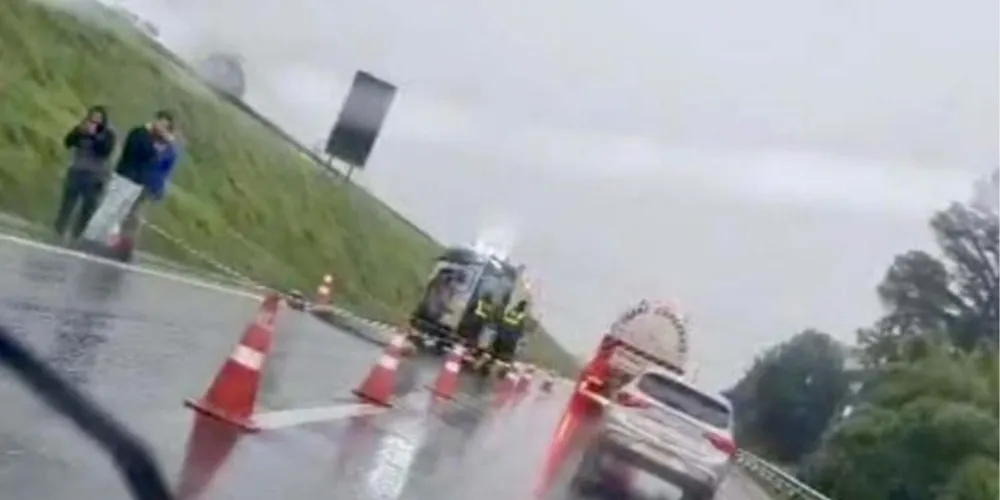 O acidente envolveu um automóvel e um caminhão