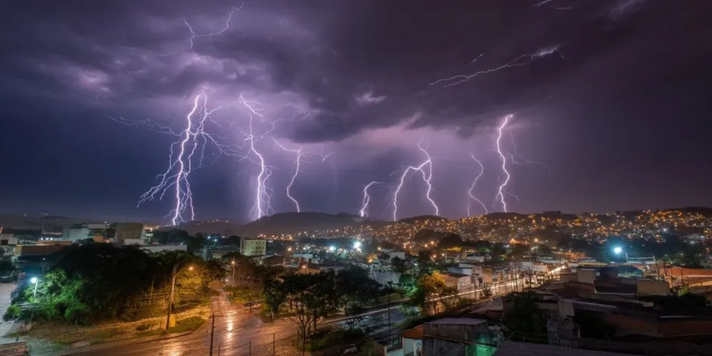 O INMET orienta que, durante as tempestades, as pessoas evitem se abrigar debaixo de árvores