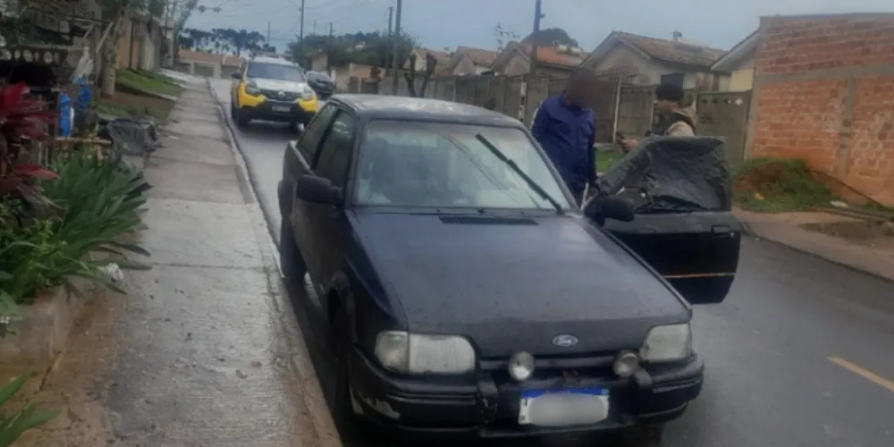 Agentes localizaram o automóvel estacionado em frente a uma residência