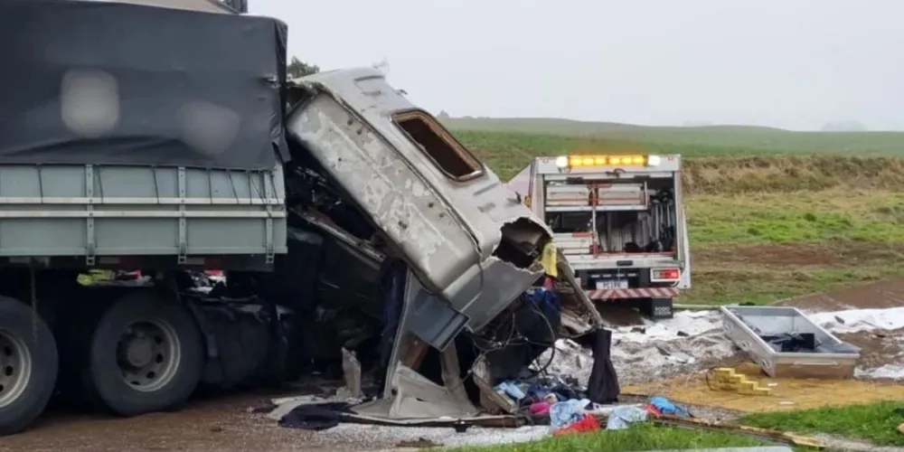 As vítimas são o motorista do bitrem, de 42 anos, e uma passageira de 27