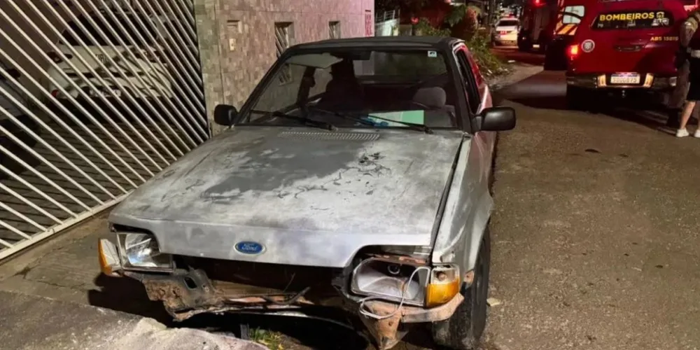 Escort ficou com a traseira destruída após ser atingido por outro veículo durante uma perseguição