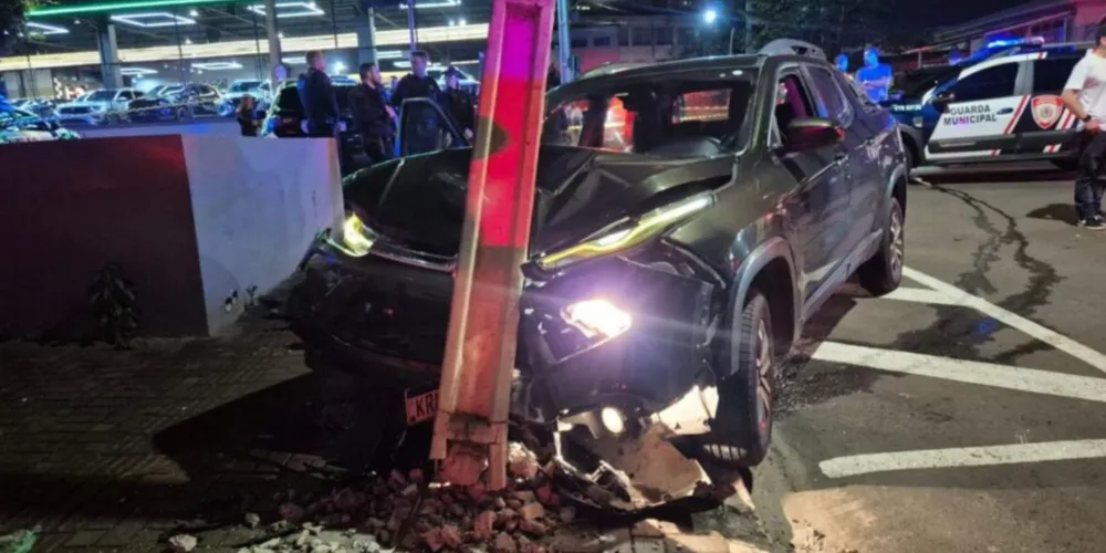 O motorista colidiu contra um poste no cruzamento das ruas Gomes Carneiro e da Lapa