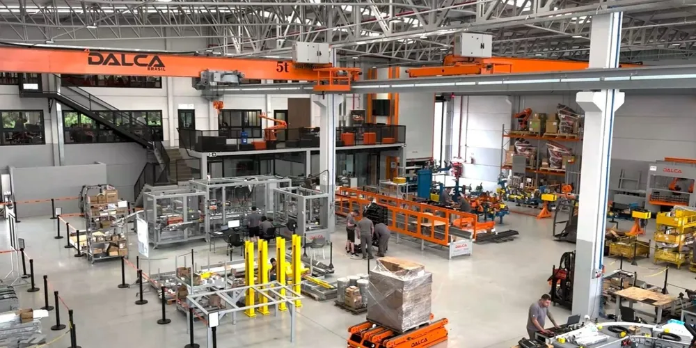 Equipada com dois robôs, a solução integra a linha FlexPall, da Dalca