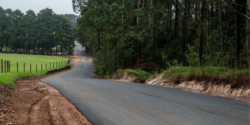 O asfalto novo já aplicado demonstra que a obra está sendo feita com celeridade