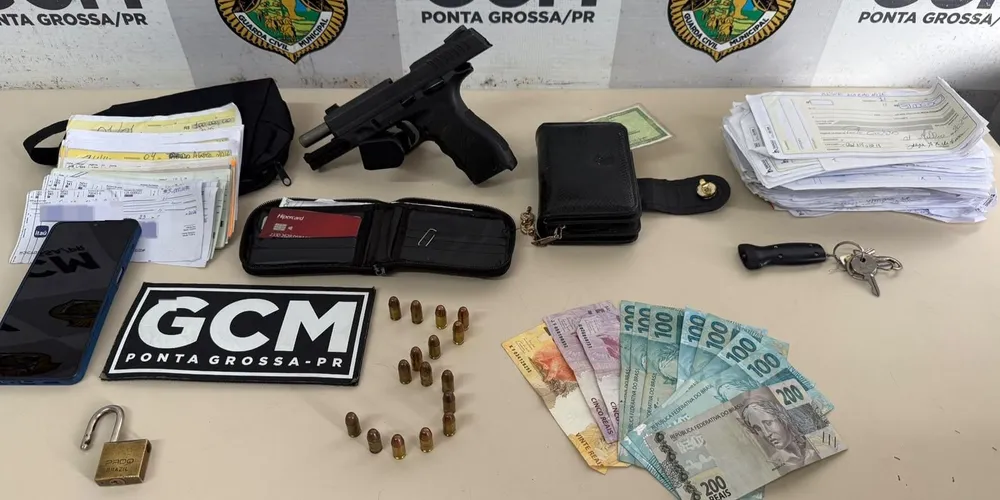 No imóvel, os agentes localizaram uma pistola Taurus, calibre .380, modelo TH, que foi apreendida