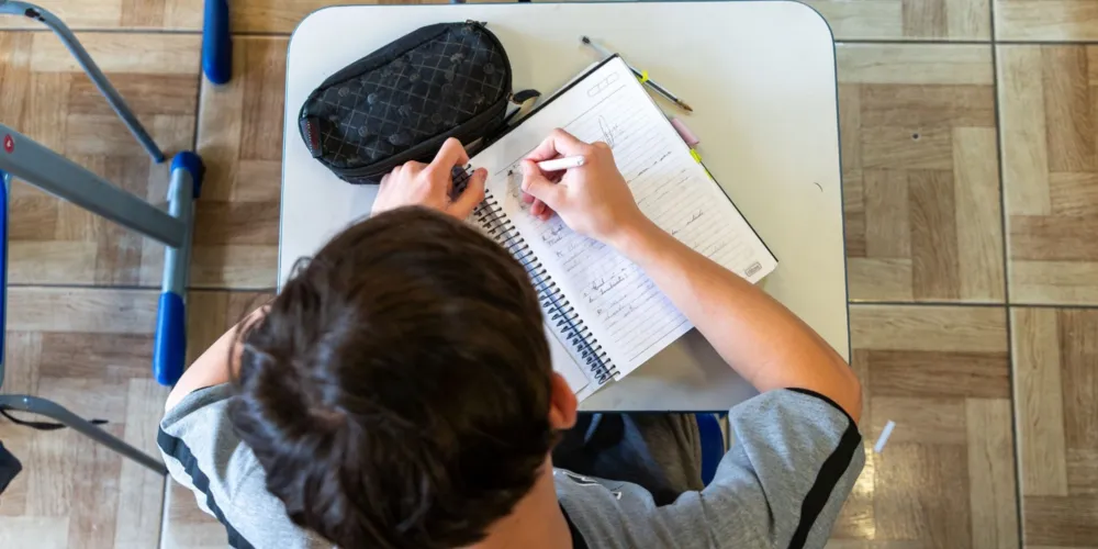 O avanço no Ideb reflete a melhora no desempenho dos estudantes no Sistema de Avaliação da Educação Básica (Saeb)