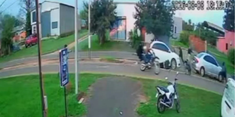 Uma câmera de segurança flagrou o confronto