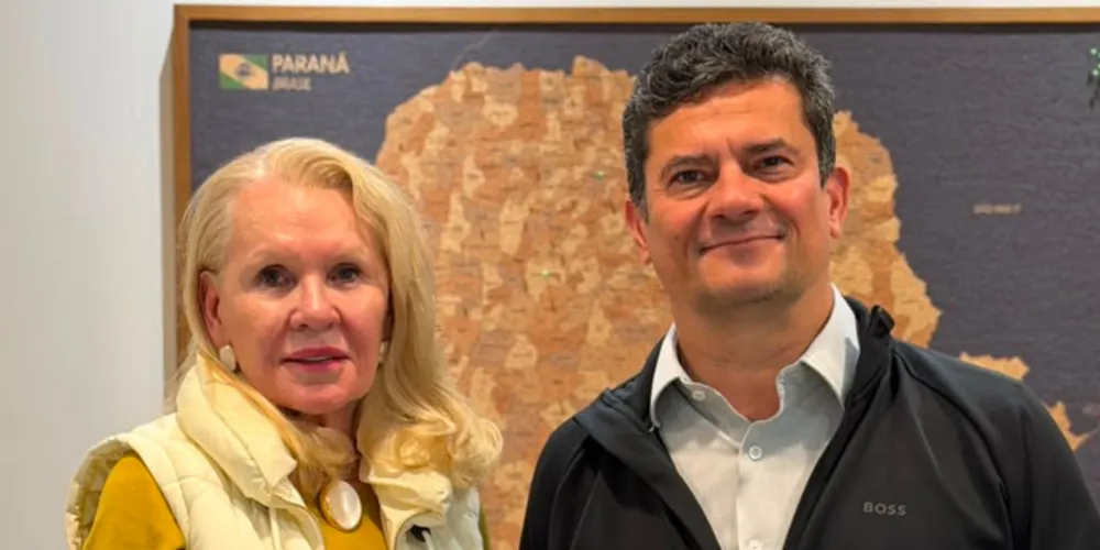 Moro recebeu a Carta de Compromisso das mãos da 1ª. Diretora Secretária: Clecy Aparecida Grigoly Zardo