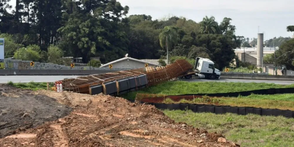 Acidente aconteceu na alça de acesso da PR-418 para a BR-277, em Curitiba