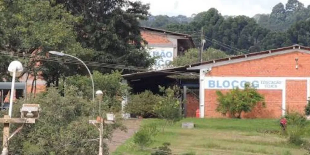 O acidente aconteceu em uma quadra no bloco de Educação Física na UEPG