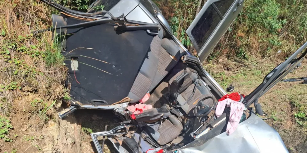 O carro ficou preso em um buraco às margens da rodovia