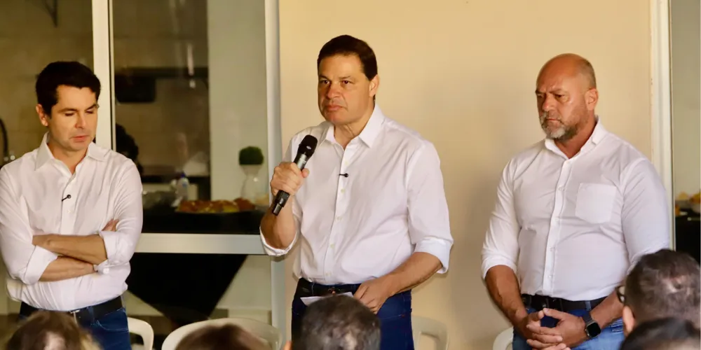 Sandro Alex (ao centro), candidato a governador do Paraná