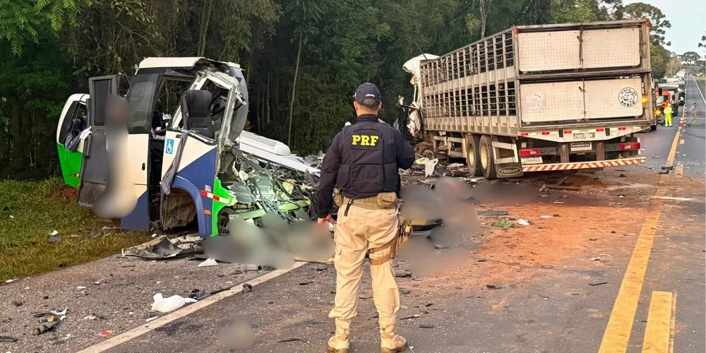 A pista permanece totalmente interditada no trecho e ainda não há previsão para a liberação da rodovia
