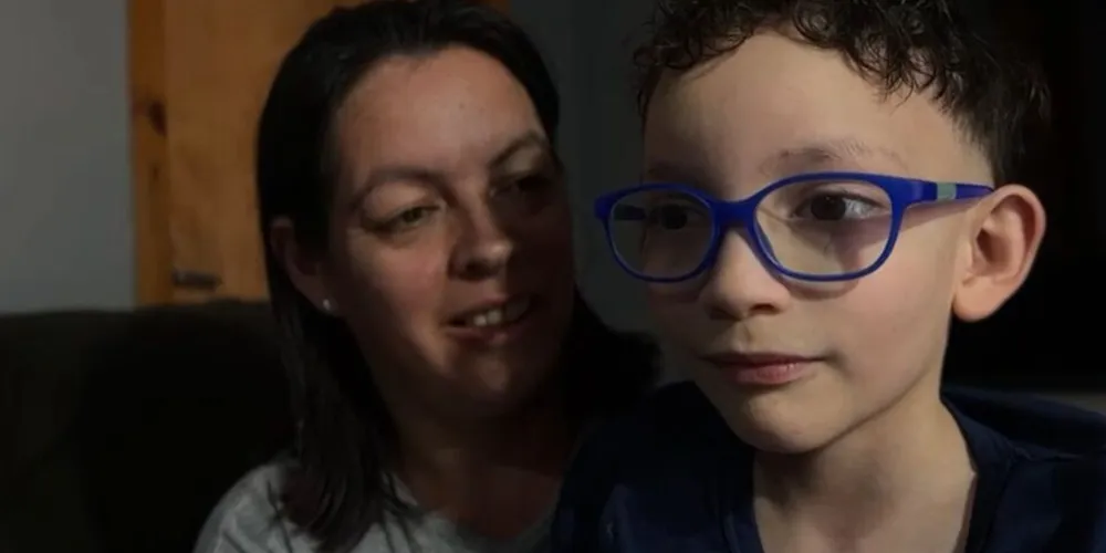 Menino de 7 anos, Luiz Artur Lopes, e a mãe Cíntia Mara de Almeida Lopes escaparam da tragédia na BR-373
