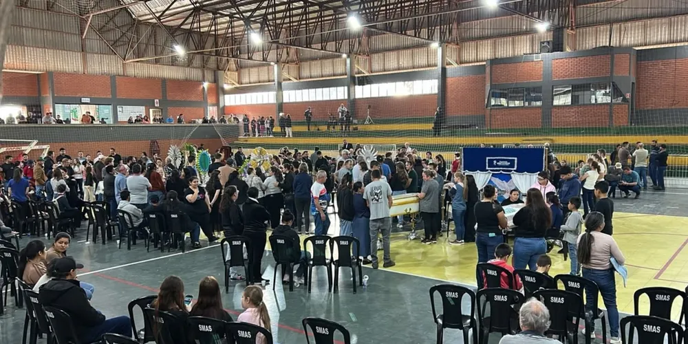 Os corpos chegaram a Imbituva em comboio por volta das 23h de quarta-feira