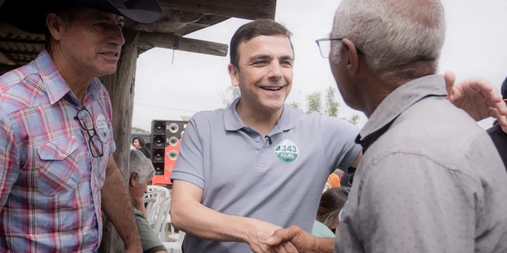 Aliel Machado (ao centro), candidato a deputado federal