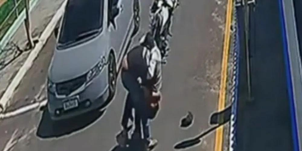 Discussão de trânsito termina em briga no meio da rua em Castro