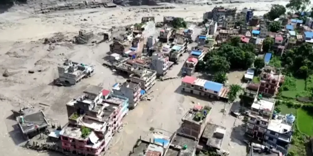 Imagens de drone mostram a devastação causada por inundações em Nuwakot, no Nepal