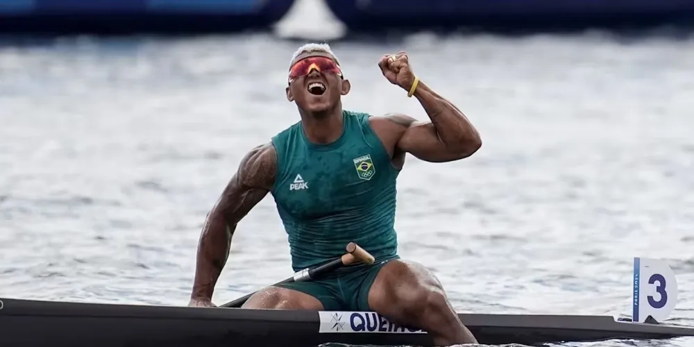 Isaquias Queiroz comemora vitória no Mundial de Canoagem