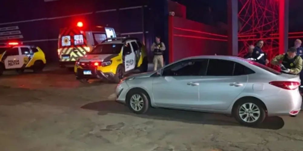 Polícia Militar e equipes de socorro atenderam à ocorrência após um homem ser encontrado morto dentro de um carro na saída de motel em Londrina