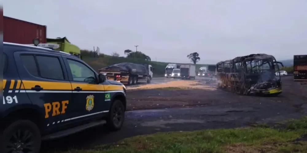 A pista foi totalmente liberada por volta das 6h45 desta segunda-feira (31)
