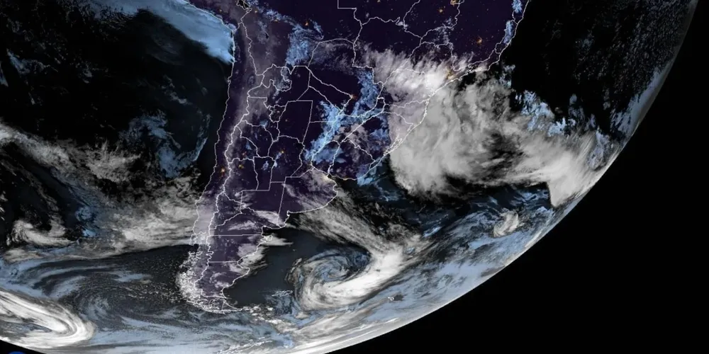 Nuvens sobre o Sul e Sudeste do Brasil na noite do dia 31 de agosto