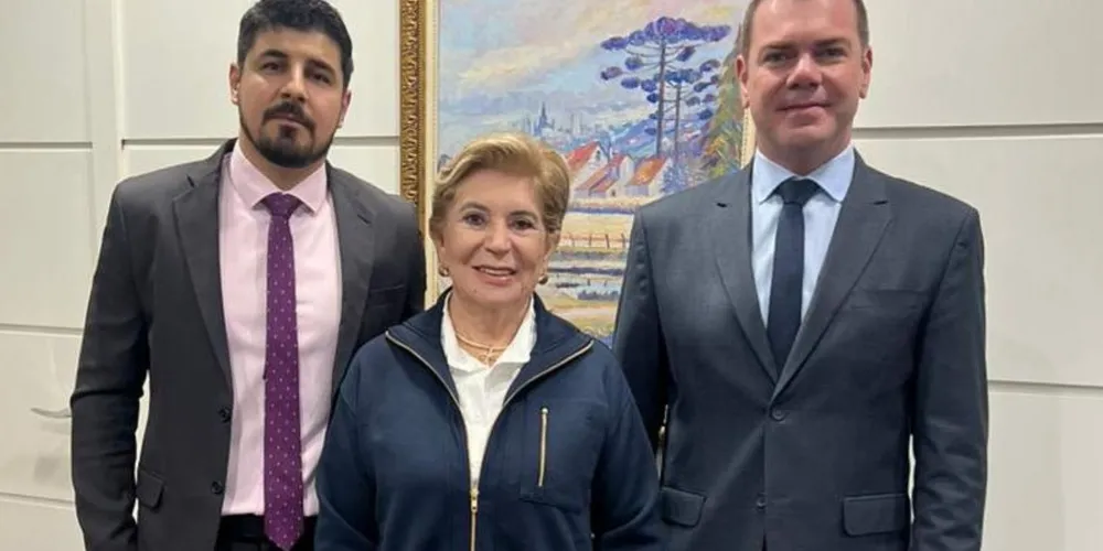 Gustavo Schemim da Matta e Edinei Steger Rinaldi ao lado de Elizabeth Schmidt