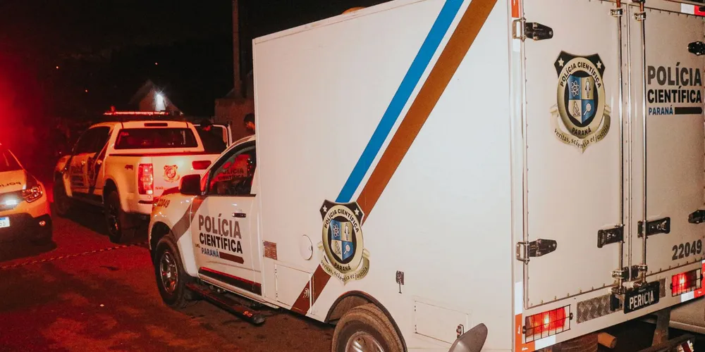 Equipes da Polícia Científica e do Instituto Médico-Legal (IML) compareceram à residência