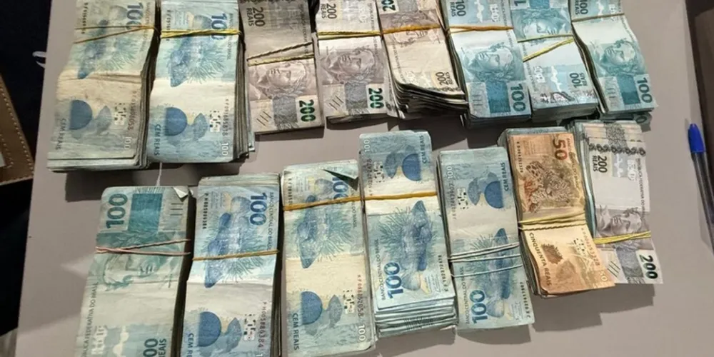 Agentes da Polícia Federal cumprem mandados de busca e apreensão na manhã desta terça-feira (18) contra organização criminosa.