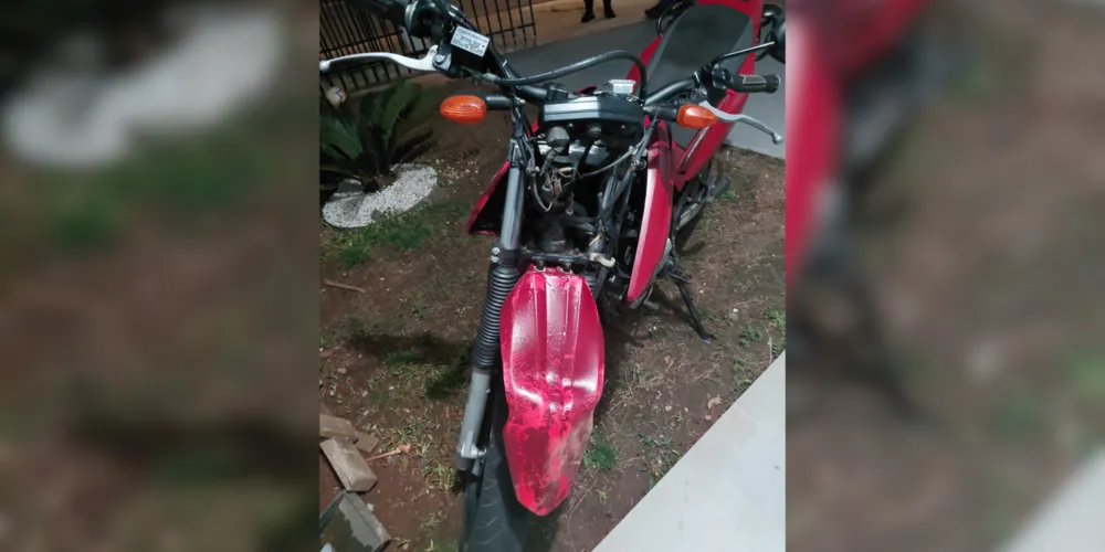 A motocicleta colidiu na traseira de um caminhão estacionado