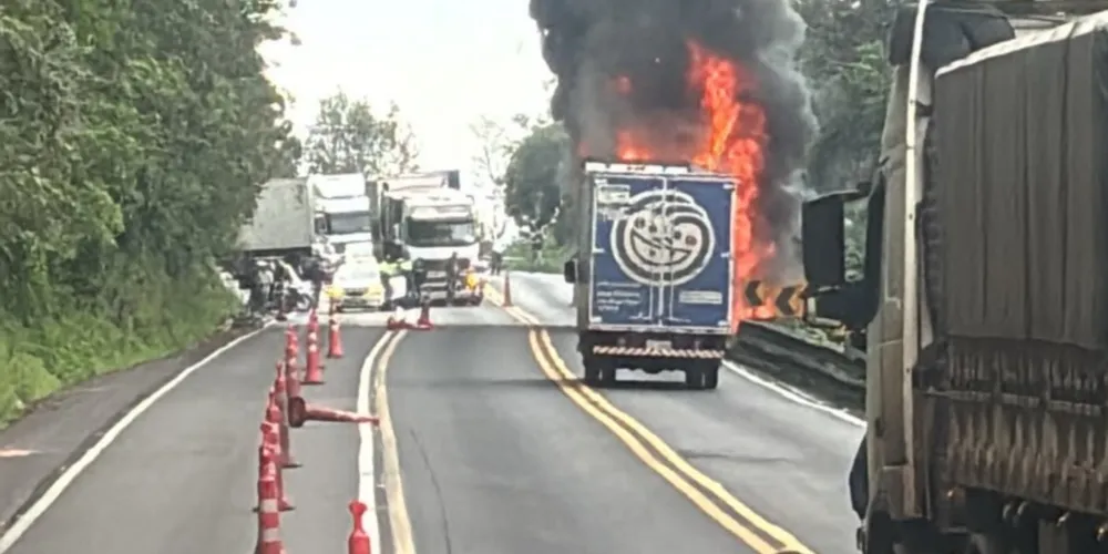 As chamas mobilizaram equipes de atendimento, que foram acionadas para controlar o incêndio e garantir a segurança no local