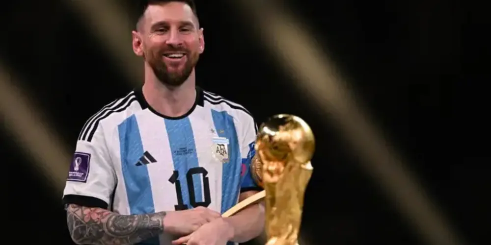 Messi observa troféu da Copa do Mundo conquistada em 2022