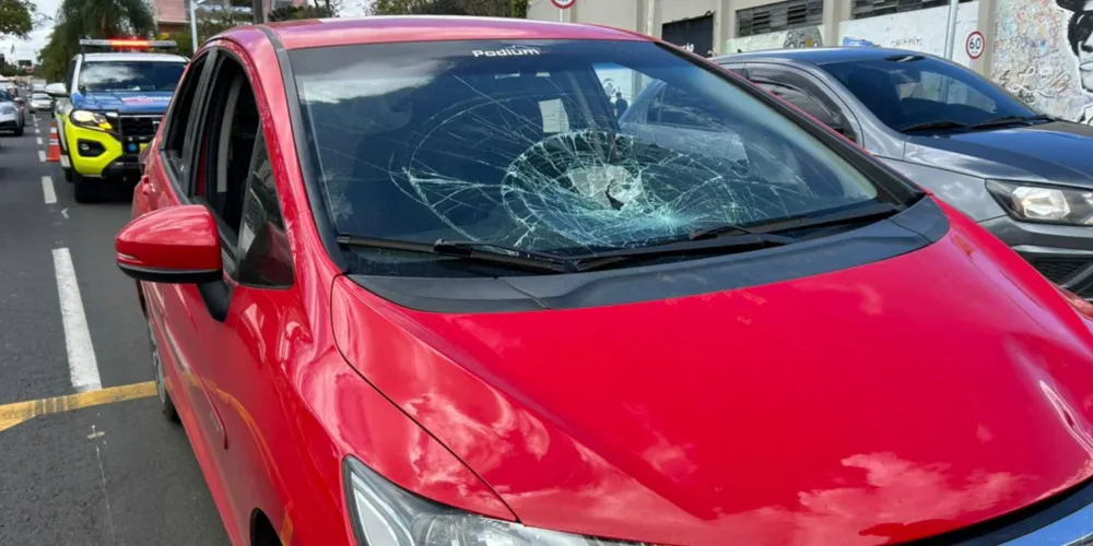 Adolescente teria atravessado a avenida correndo quando foi atingido por um Honda Fit