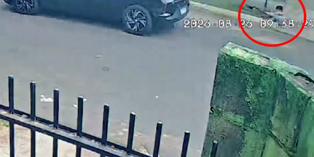 O condutor está em um VW Onix, de cor preta. Ele não para o veículo para prestar socorro