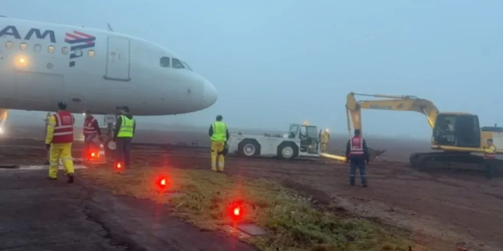 O incidente, acontecido na manhã desta segunda-feira (31), mobilizou uma grande operação para retirada do avião