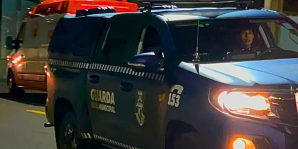 Equipe do Grupamento Tático (GAT) localizou a mulher a três quadras do local e apreendeu a arma de choque.