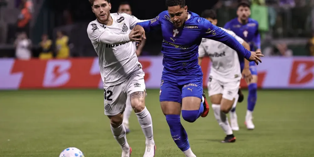 Vitor Roque em ação na partida contra o Santos pela Copa do Brasil
