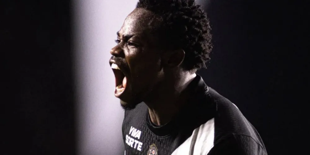 Carlos Andrés Gómez comemora gol do Vasco sobre o Vitória na Copa do Brasil