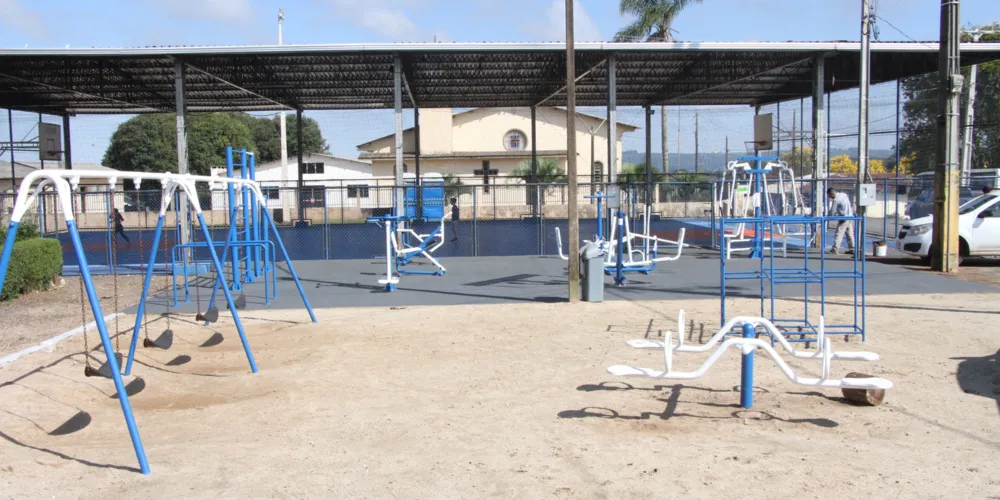 As equipes municipais estão realizando tapa-buraco, pintura de meio-fio, limpeza de drenagem e coleta de entulho na região