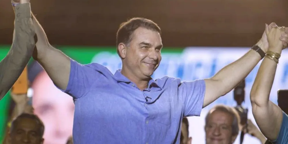 Flávio Bolsonaro aparece com 49,1% das intenções de voto