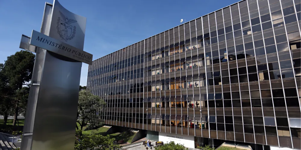 As apurações sobre os fatos, iniciadas em 2020, demonstraram a atuação do grupo criminoso a partir de empresas de “fachada” para a lavagem de dinheiro obtido de forma ilícita