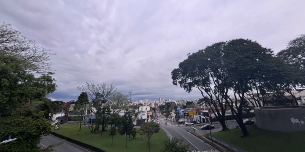 Entre os episódios de chuva, entretanto, o mês teve sequências de dias de sol que favoreceram a elevação das temperaturas acima da média para o período