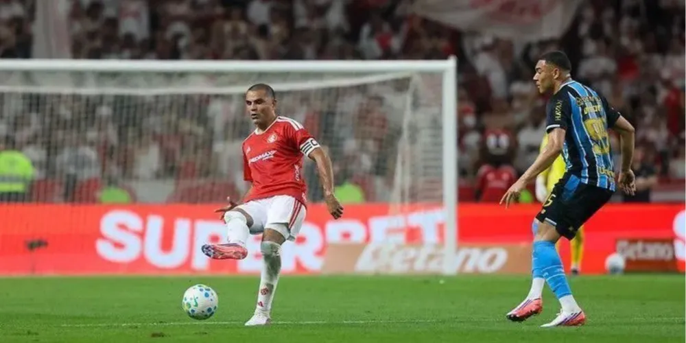 Mercado e Carlos Vinícius em ação na partida pela Copa do Brasil
