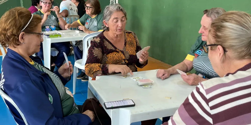 O festival reúne idosos que participam de projetos municipais voltados à prática esportiva na terceira idade