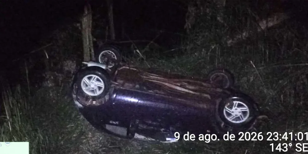 Carro capotou às margens da via