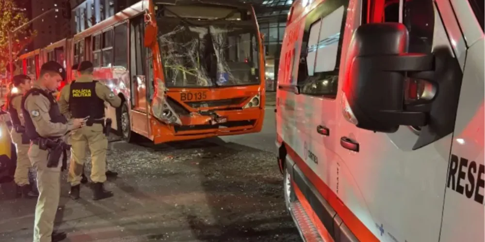 Acidente entre dois biarticulados deixou trânsito intenso no Água Verde