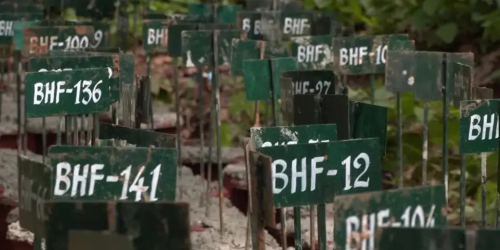 Nepal inicia sepultamentos em massa de vítimas não identificadas de enchentes enquanto famílias buscam por desaparecidos