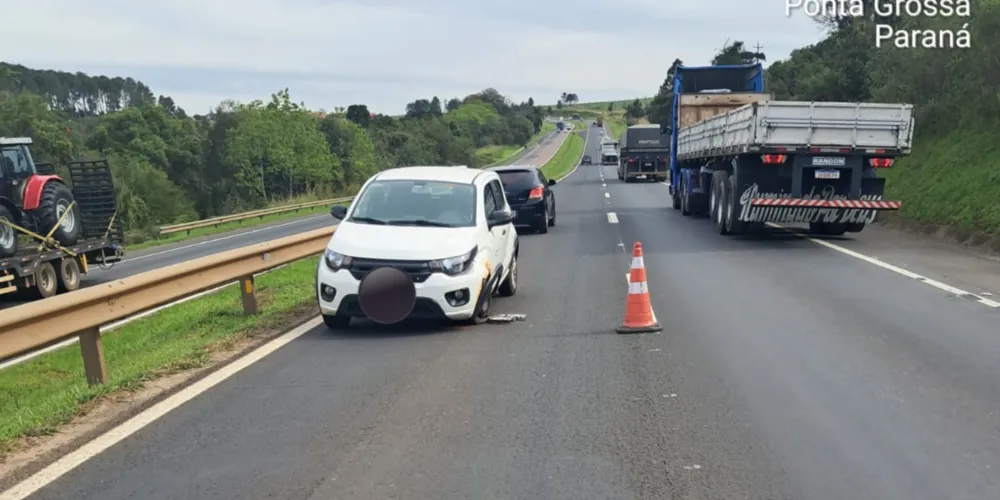 Motorista conduzia um Fiat Mobi, com placas de Belo Horizonte (MG), quando perdeu o controle do veículo e saiu da pista