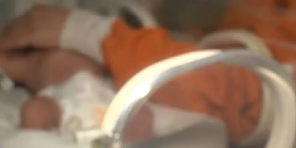 Bebê abandonada em Piraquara está estável, respira sozinha e iniciou alimentação no Hospital de Clínicas após sofrer hipotermia e fraturas