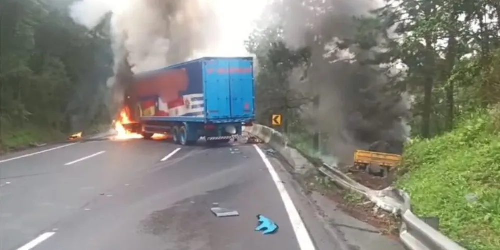 Trecho da rodovia foi totalmente bloqueado